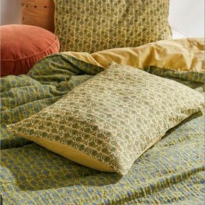 UO Twyla Floral Cozy Crinkle Duvet